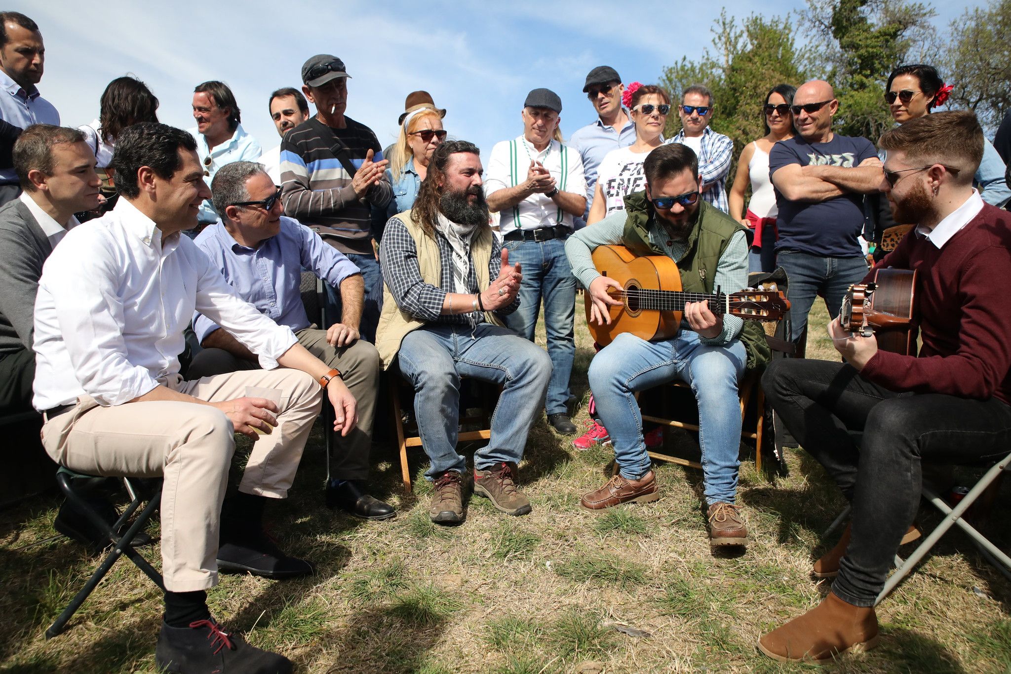El presidente de la Junta, Juan Manuel Moreno, en una visita en marzo de 2019 a las entidades andaluzas en Cataluña.   JUNTA
