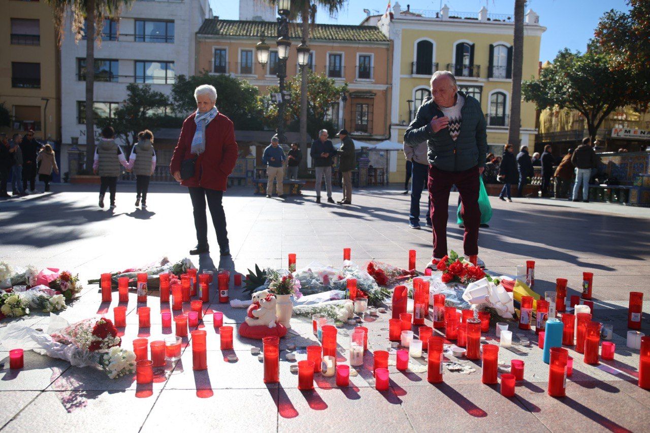Varios vecinos frente a un homenaje al sacristán de la Iglesia de la Palma, Diego Valencia, en Algeciras, en una imagen de archivo.