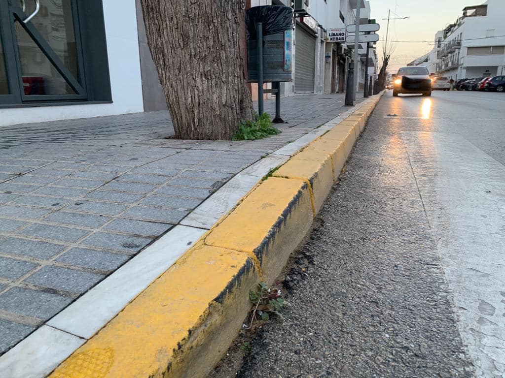 Acera de la avenida del Mar, esquina con la calle Cerco y Jareta en Barbate.