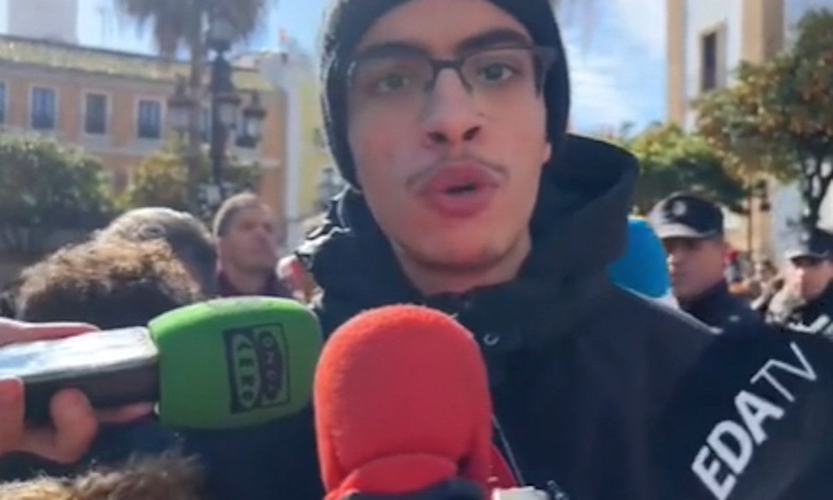 Un joven musulmán habla ante las cámaras en Algeciras. 