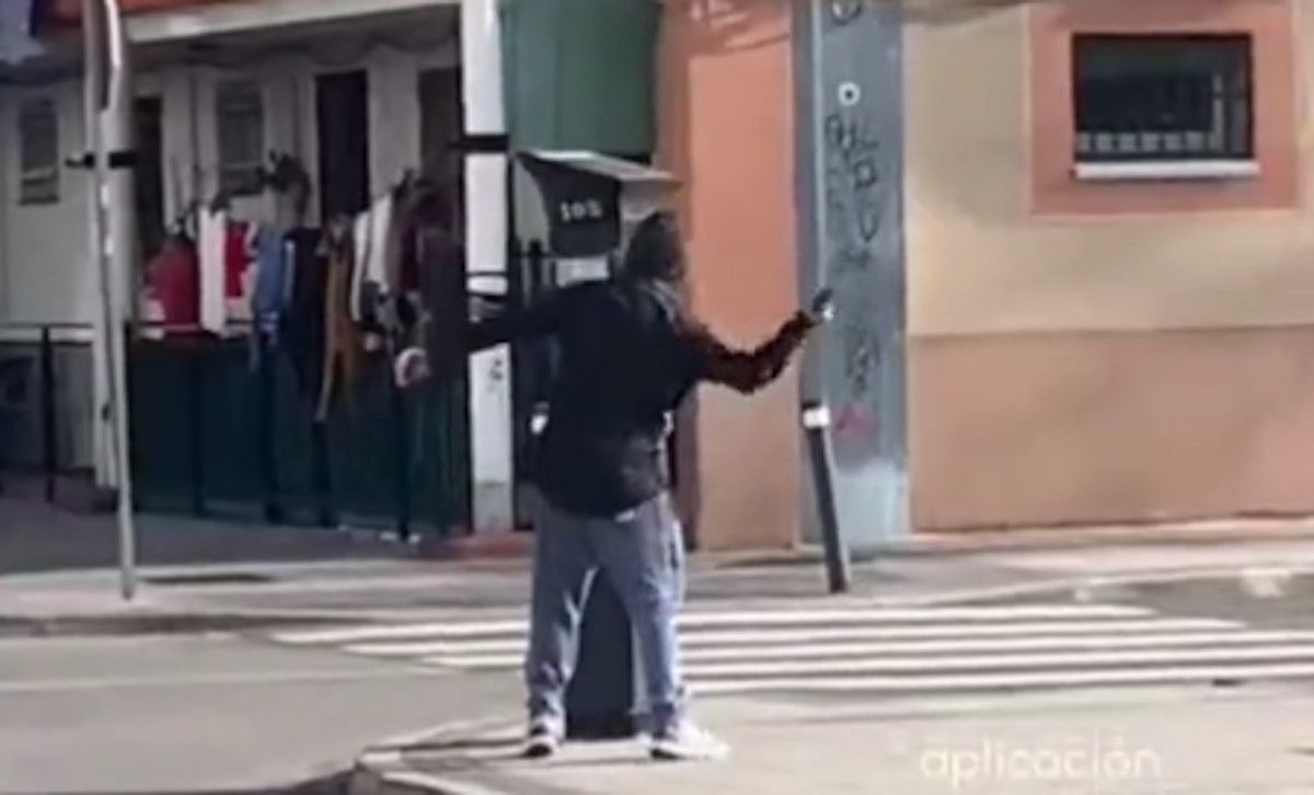 Un hombre se lía a martillazos contra un parquímetro en Madrid.
