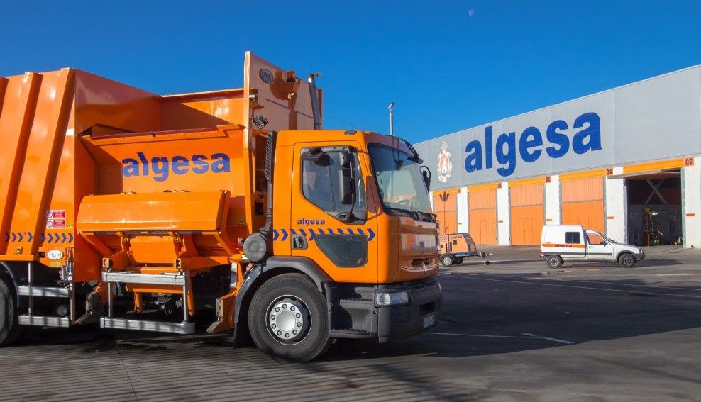 Un vehículo de Algesa, la empresa de limpieza pública de Algeciras.