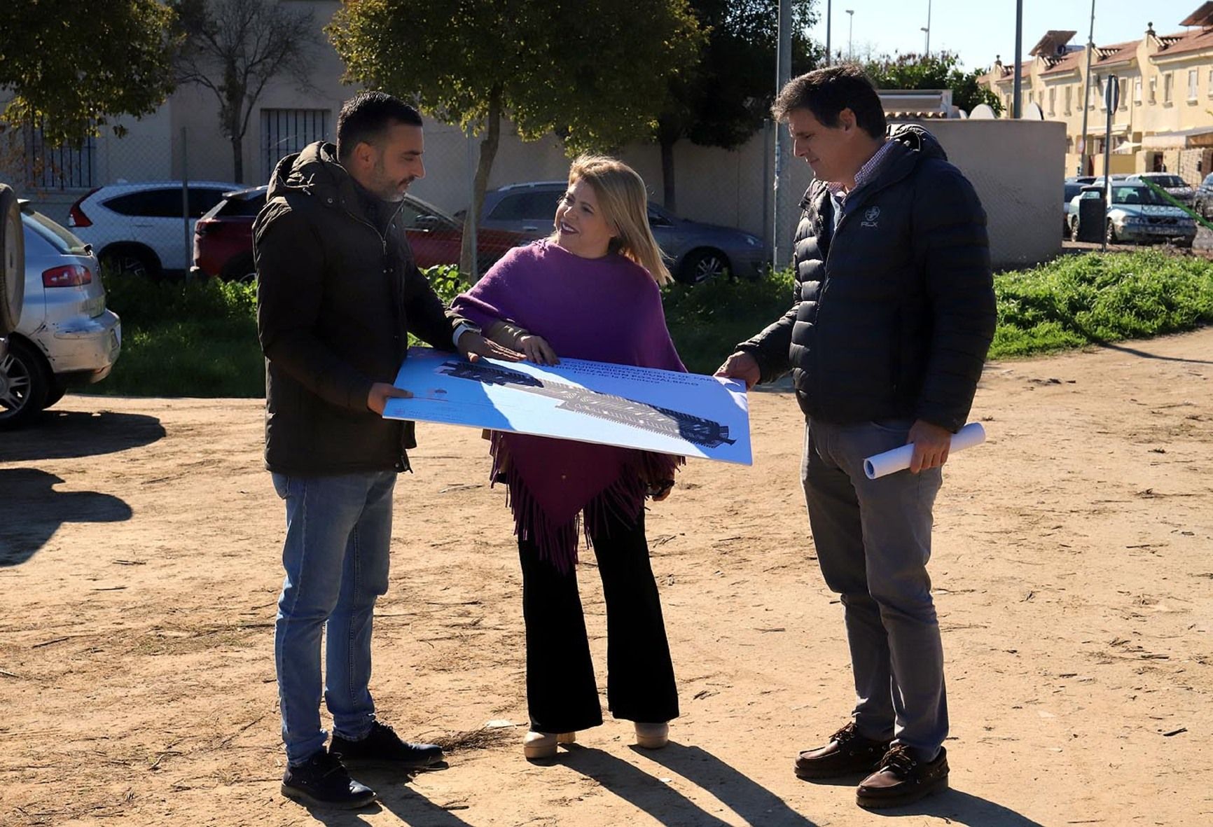 Visita de la alcaldesa, Mamen Sánchez, a Pozoalbero, en Jerez, donde habrá plazas de aparcamiento.