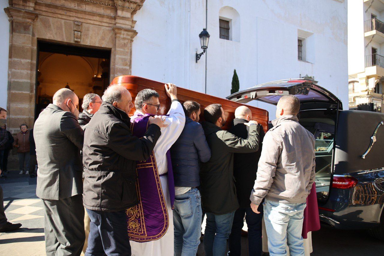 Féretro de Diego Valencia, sacerdote asesinado en Algeciras.