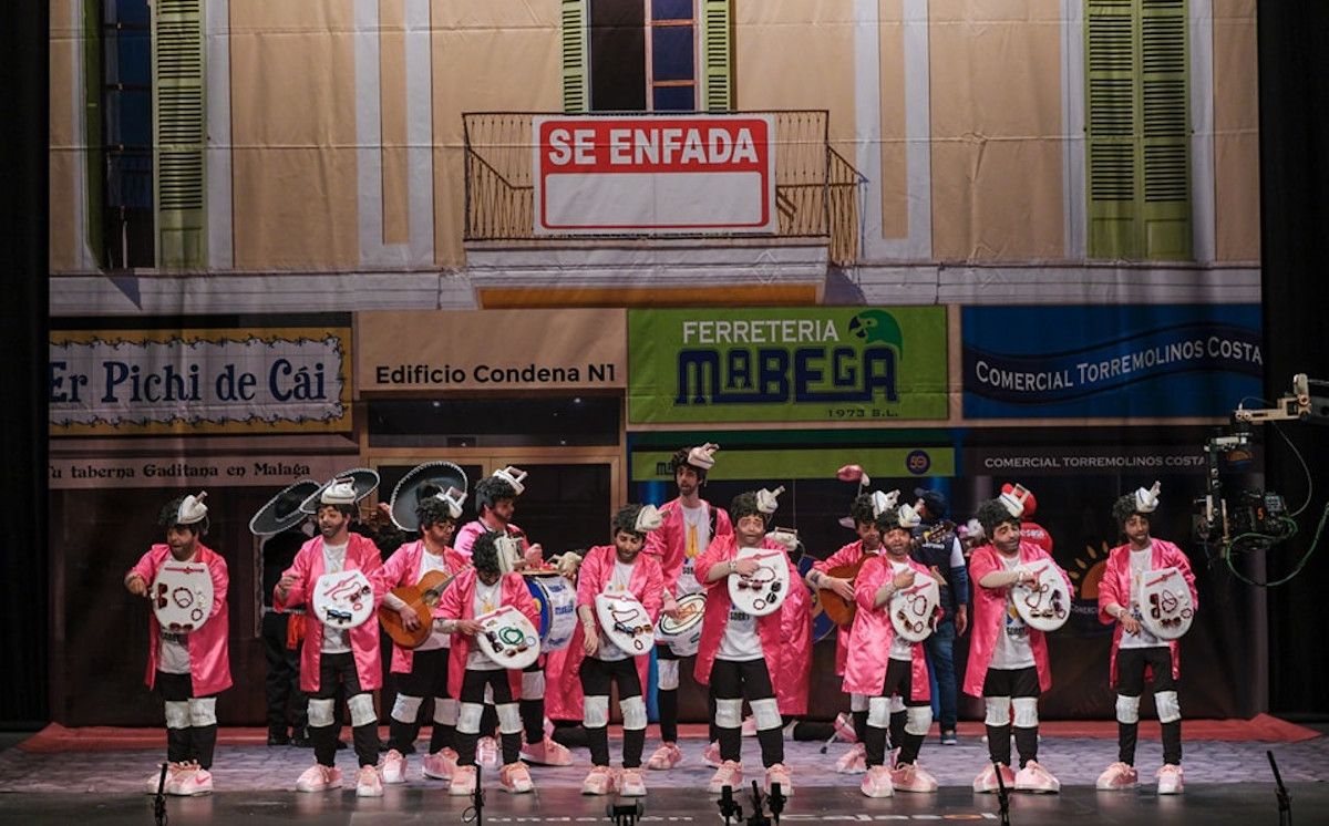 La chirigota malagueña Sin perdón durante su actuación en el Falla en Cádiz. AYTOCÁDIZ