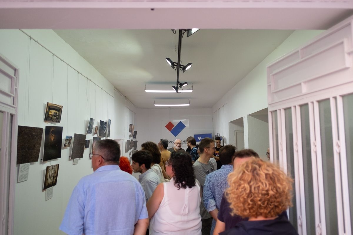 Un momento de la inauguración de una pasada exposición en la sala cultural que comparte redacción con lavozdelsur.es. FOTO: MANU GARCÍA