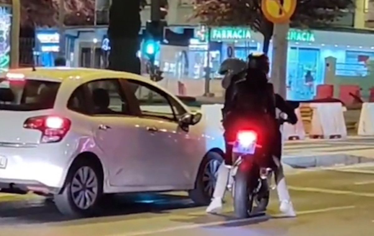 Un motorista golpea el retrovisor de un coche en Granada. 