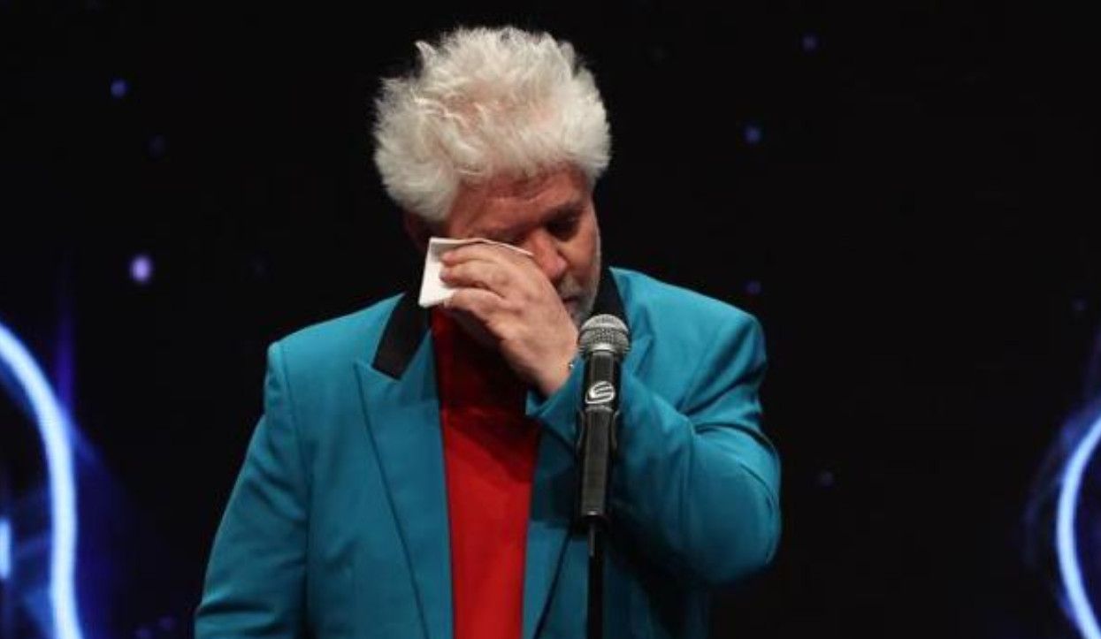 Pedro Almodóvar, entre lágrimas, durante su discurso en los Premios Feroz.  TWITTER