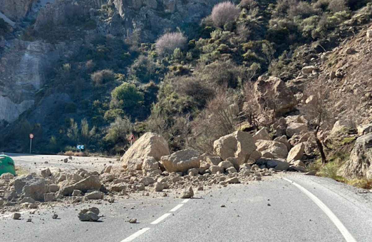 Desprendimiento en la carretera de acceso a Sierra Nevada.  TWITTER