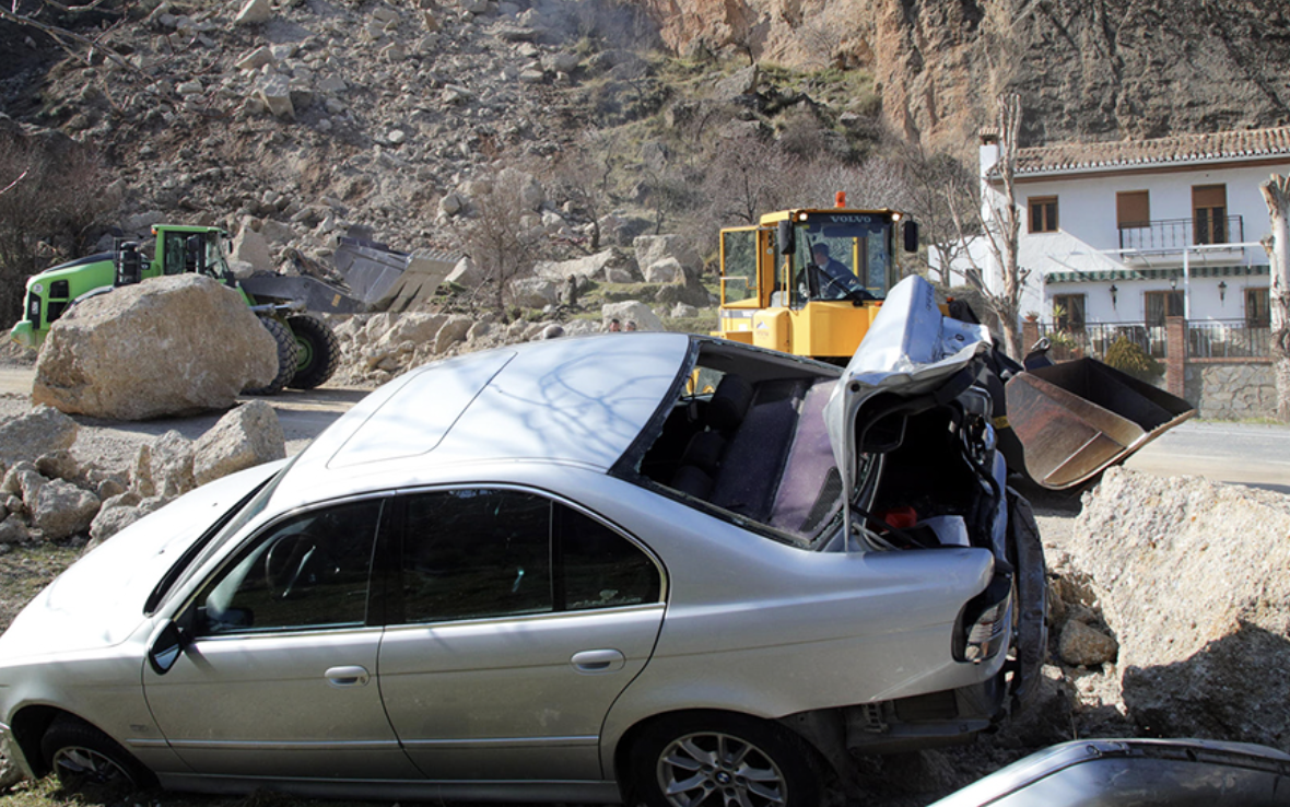 Un bebé de meses y un niños de 2 años, entre los heridos al caer una ladera en la carretera a Sierra Nevada. Imagen de 'Canal Sur'.