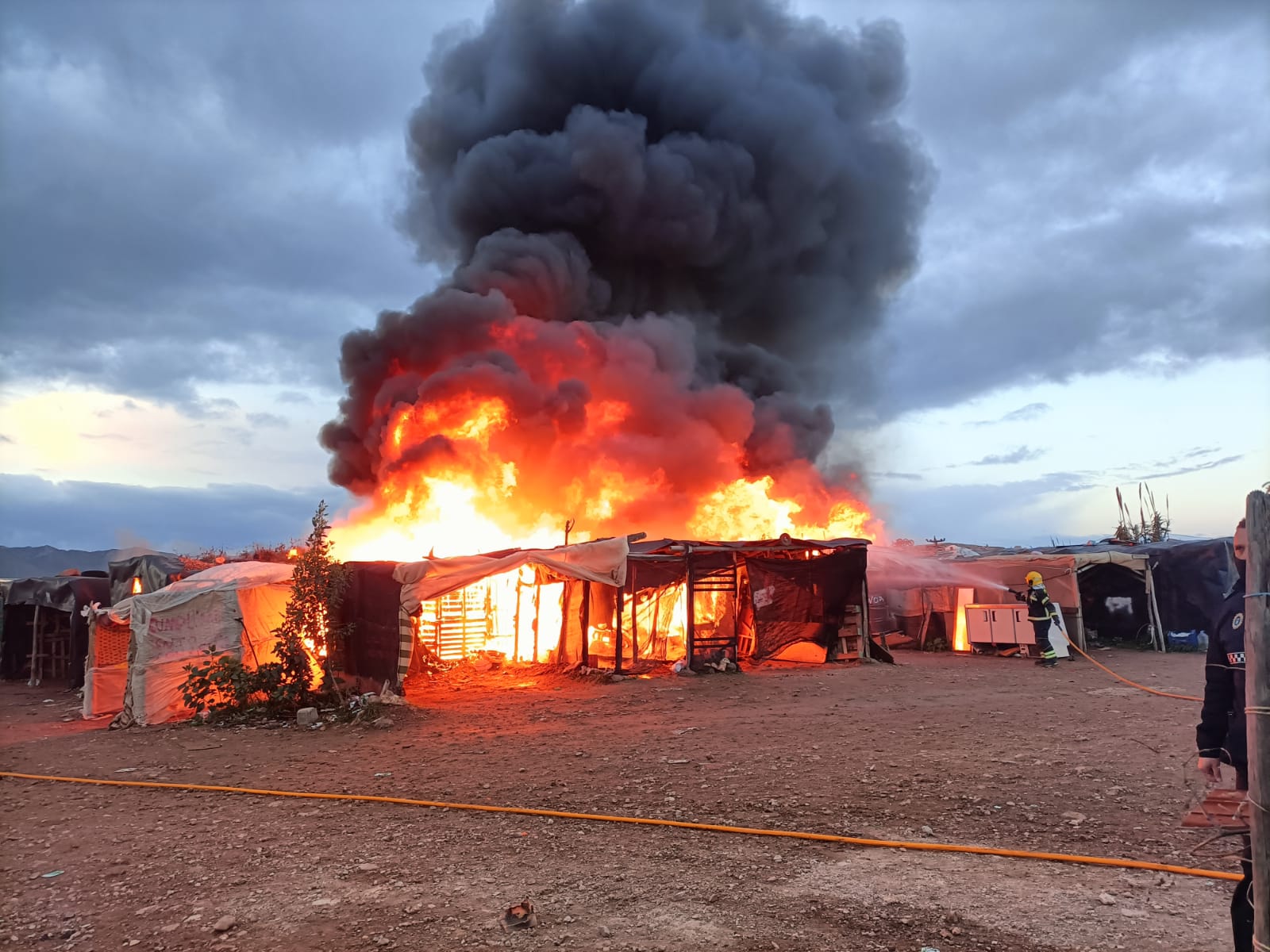 El fuego devorando el asentamiento chabolista en Níjar.   PLATAFORMA DERECHO A TECHO