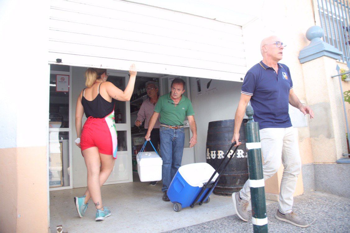 Un momento de la incautación de la carne mechada contaminada de Sabores de Paterna. FOTO: JUAN CARLOS TORO