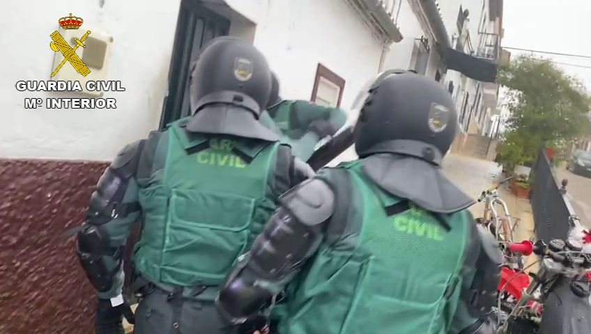 La Guardia Civil, entrando en la casa de Prado del Rey donde se vendía droga.