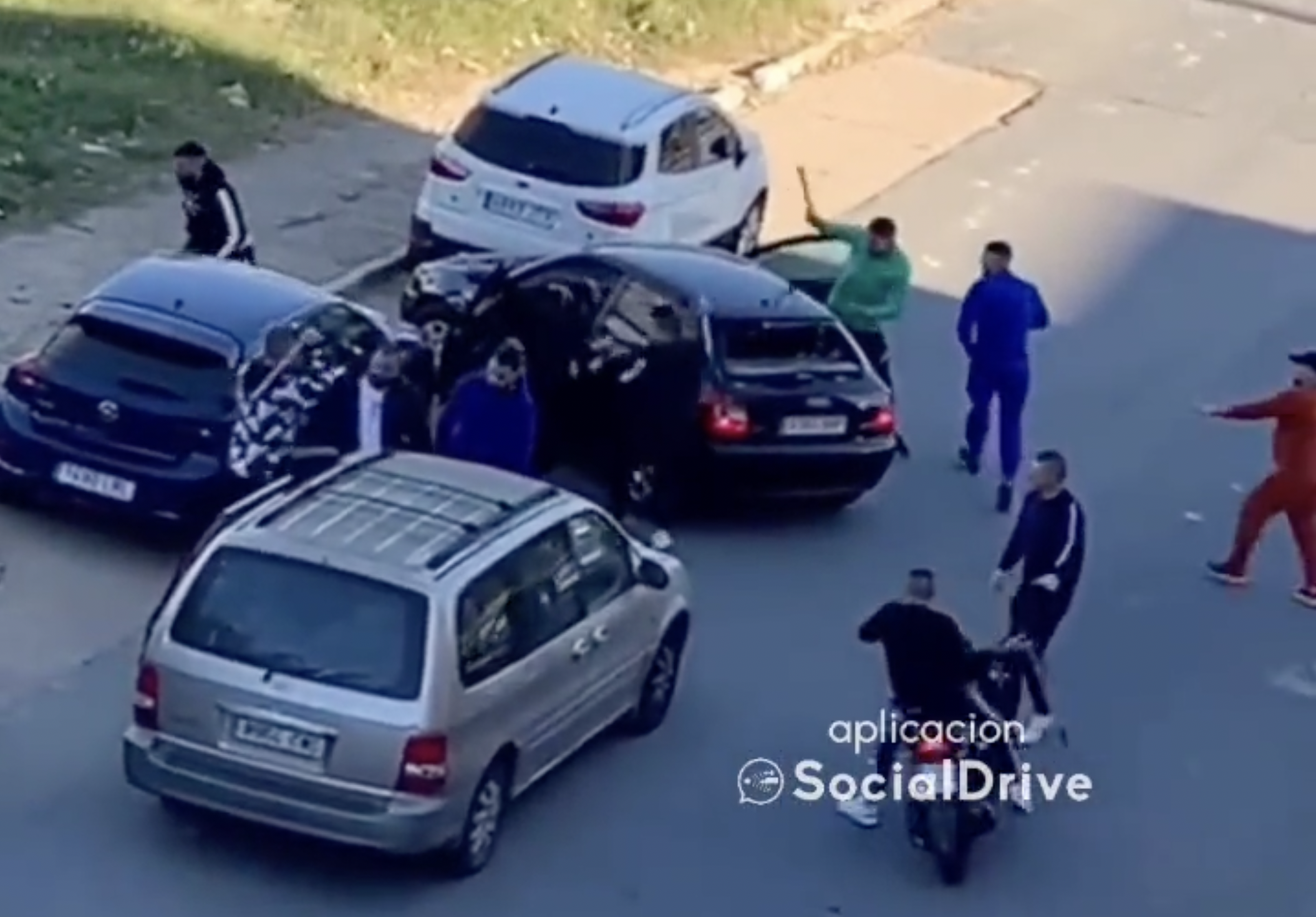 Imagen de la agresión en Huelva, un grupo de personas atacan un vehículo con diferentes objetos.