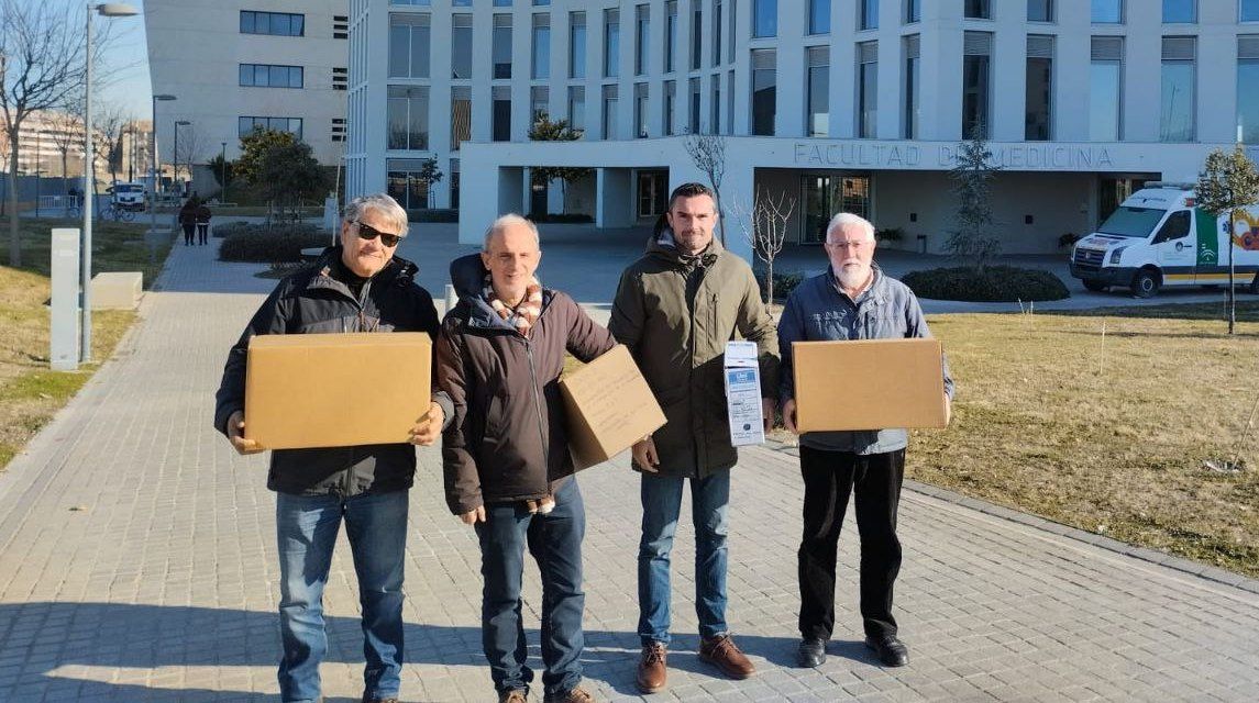Martín Vila con muestras óseas en el laboratorio de Anatomía Forense de Granada.