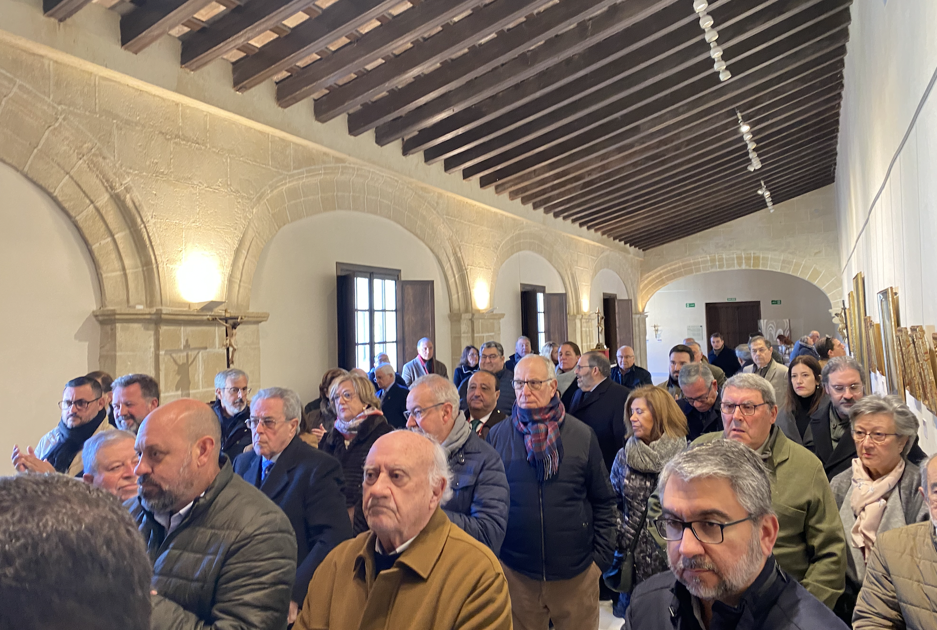 Un instante de la inauguración de la exposición del Santo Crucifijo de la Salud.