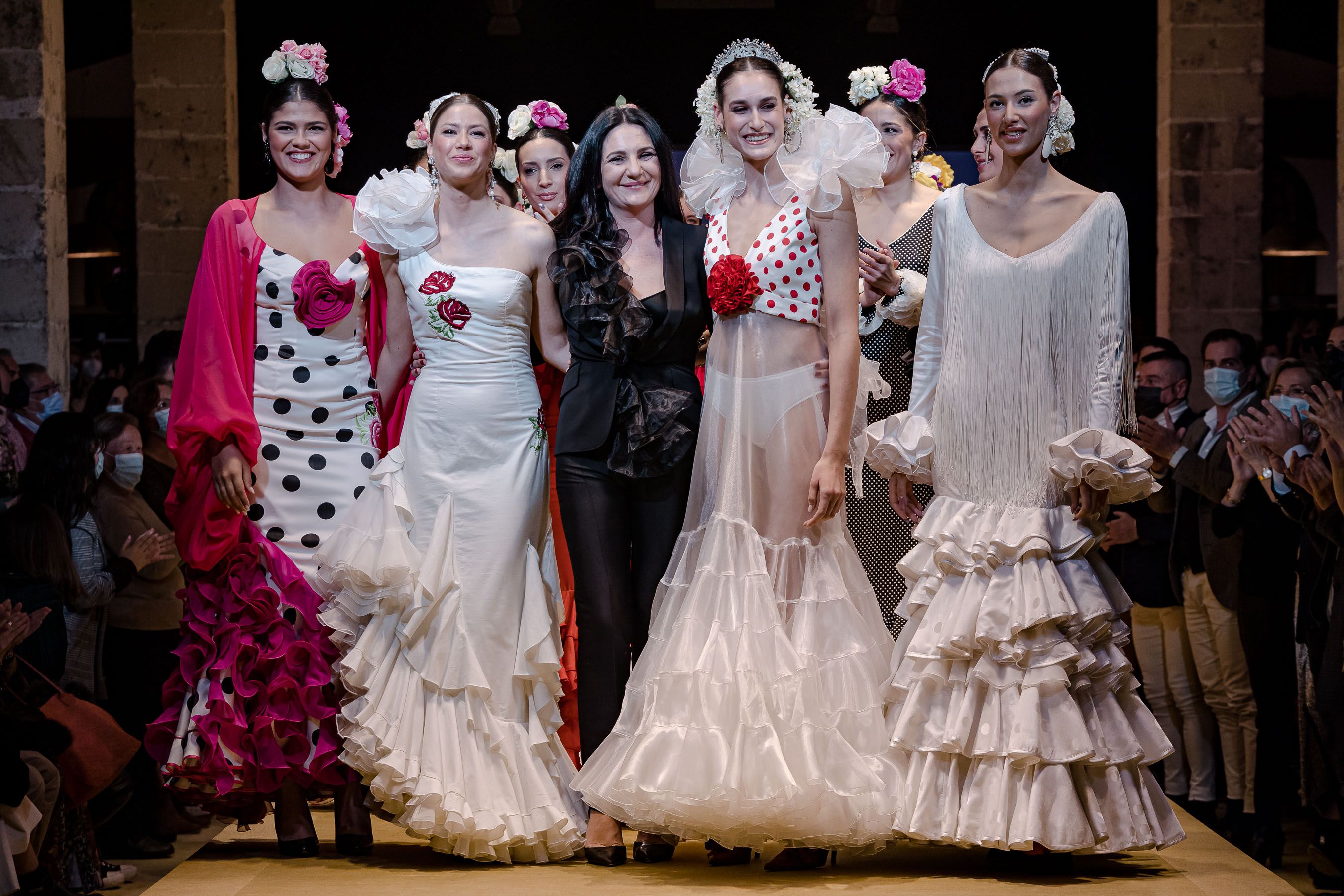 Desfile Amparo Macías en ediciones anteriores. "La Pasarela Flamenca Tío Pepe contará con un homenaje a Lola Flores donde desfilará Alba Carrillo"