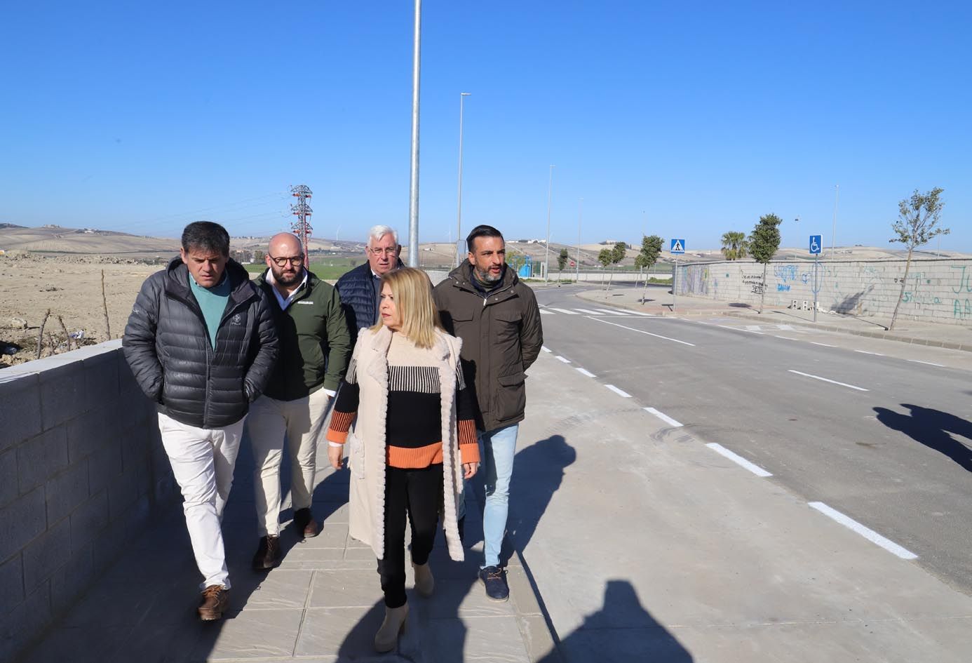 La alcaldesa visita las obras de reurbanización, ya finalizadas, del entorno donde se encontraba el Palacio de Congresos 'fantasma', que ahora da paso a nuevos proyectos empresariales para Jerez.