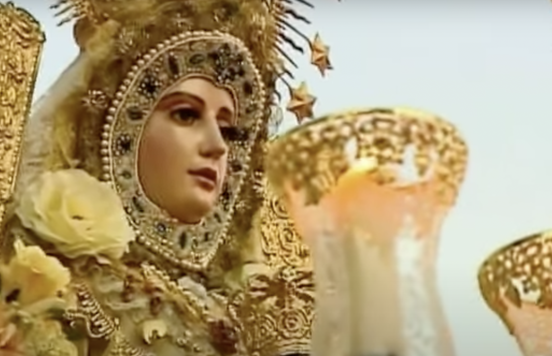 Rompen una mano y roban joyas a la imagen de la Virgen del Rocío de Cádiz. En la fotografía, el rostro de la talla de la Virgen.