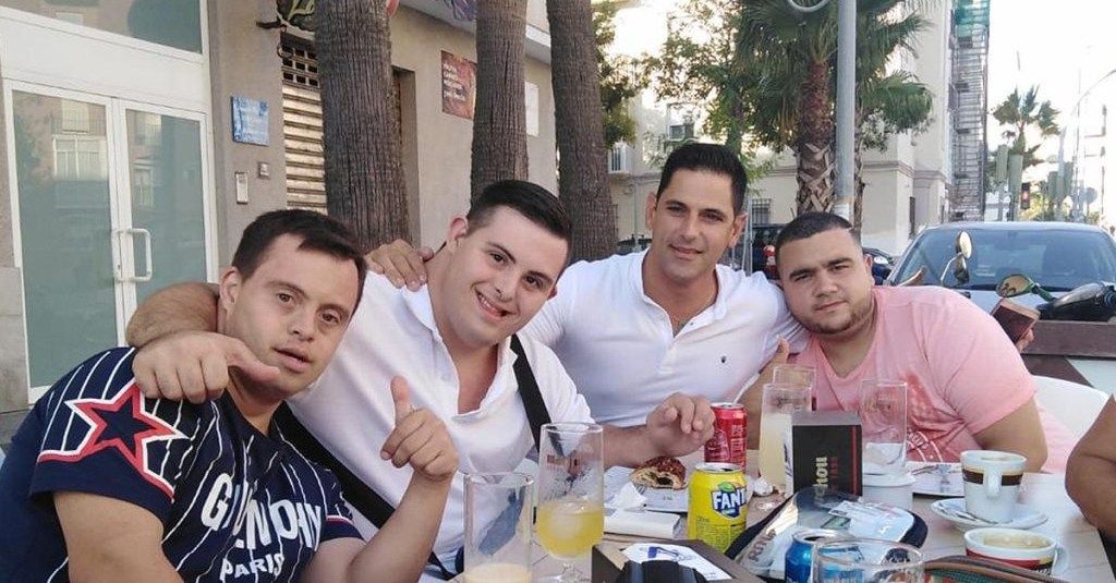 Manuel Buyo con algunos de los integrantes de la escuela 'Números 1 Sonrisas Diferentes'. Manuel Buyo con algunos de los integrantes de la escuela 'Números 1 Sonrisas Diferentes'.