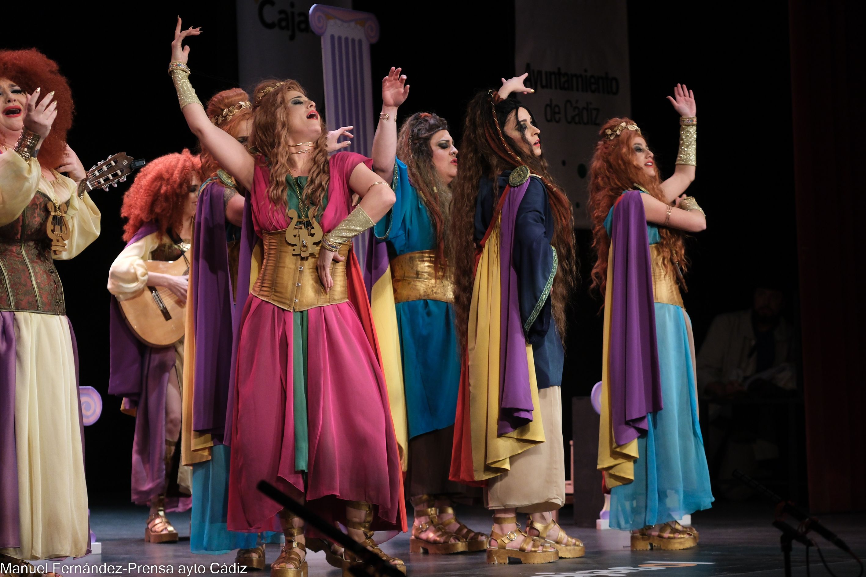 Un momento de la actuación de la comparsa 'Las Musas' en el Carnaval de Cádiz.