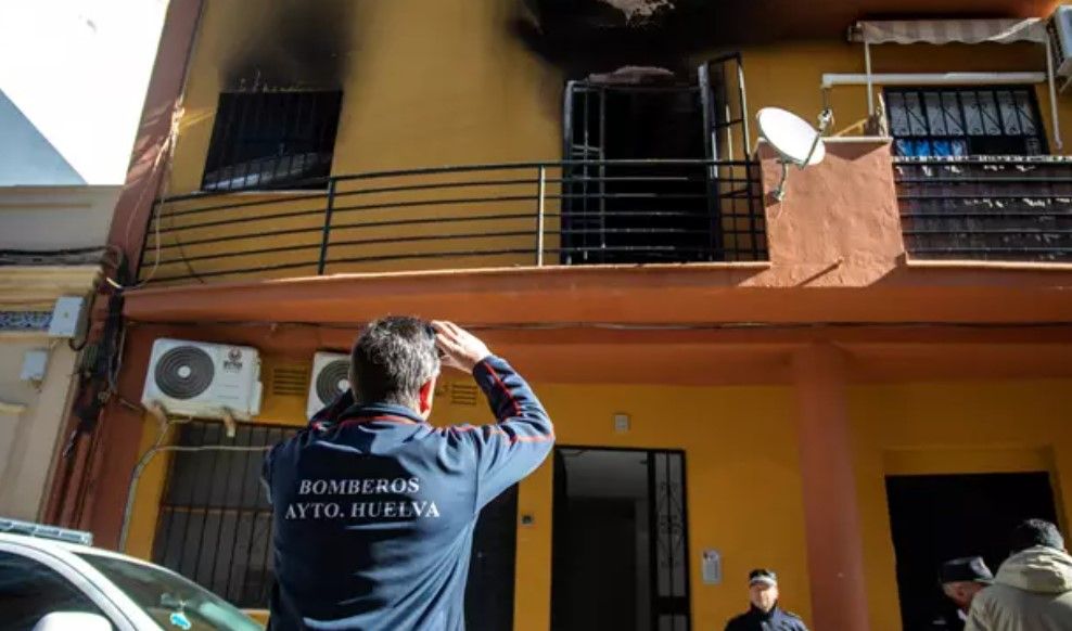 Imagen del piso que ha sufrido el incendio. BOMBEROS DE HUELVA. Imagen del piso que ha sufrido el incendio. BOMBEROS DE HUELVA.