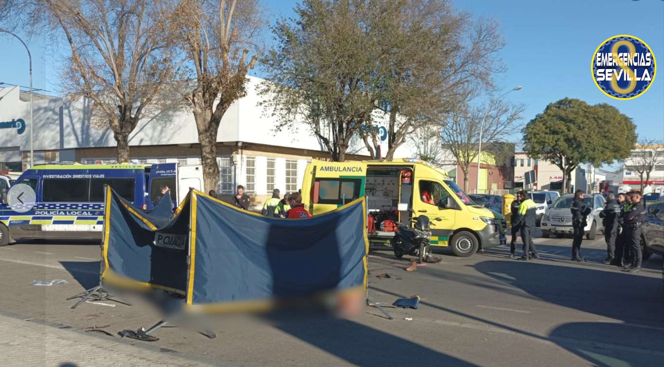 Efectivos de Emergencias de Sevilla colocaron una carpa para realizar los trabajos de reanimación del motorista accidentado.