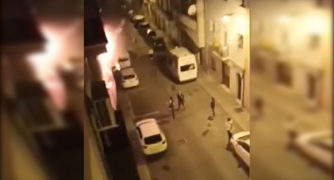 Una imagen del incendio en un piso de estudiantes de Huelva que le ha costado la vida a tres jóvenes.