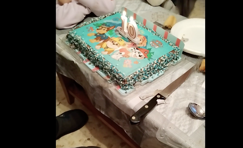 Cádiz es especial: tres equipos de fútbol y merendola para Rafita, el niño que se quedó solo en su cumpleaños.