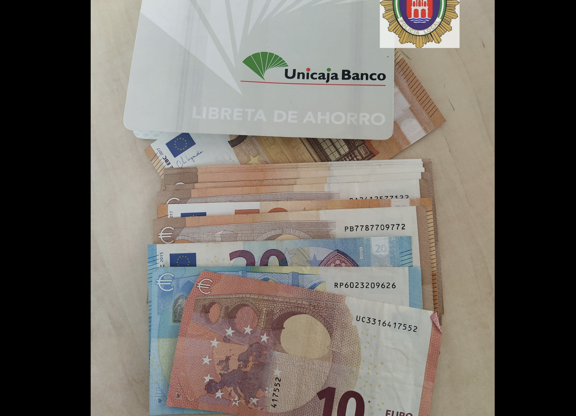 El dinero y la cartilla bancaria que un vecinode Arcos ha encontrado y entregado a la Policía Local.