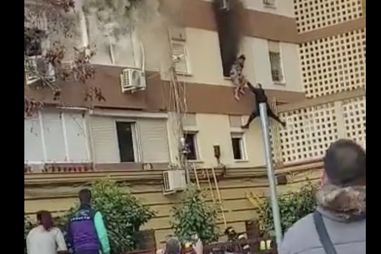 Jairo tratando de ayudar a las personas que quedaron atrapadas en el incendio de su vivienda en Sevilla.