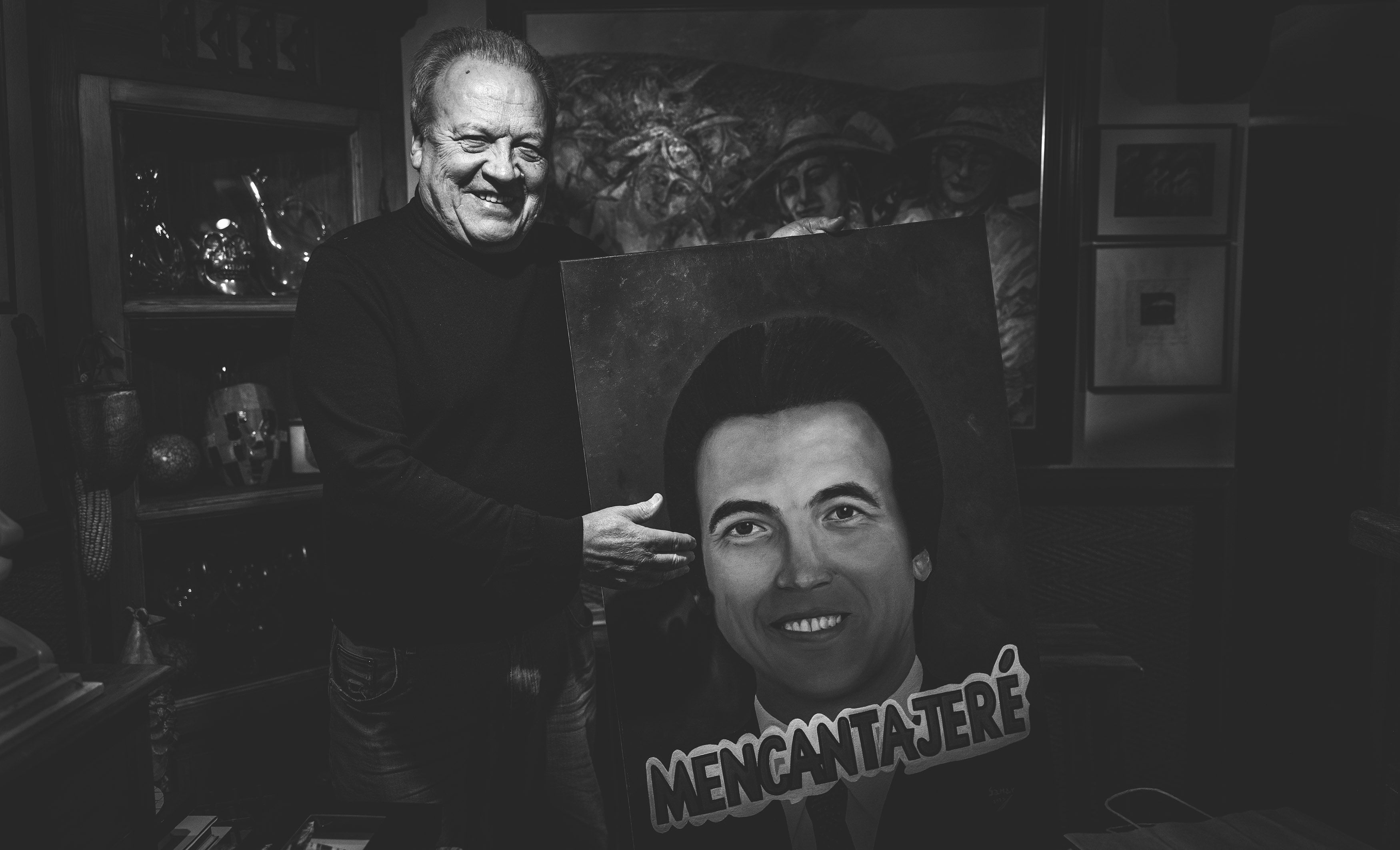 Pedro Pacheco, retratado en su casa este pasado martes, con un retrato suyo y su famoso lema 'Mencanta Jeré'.