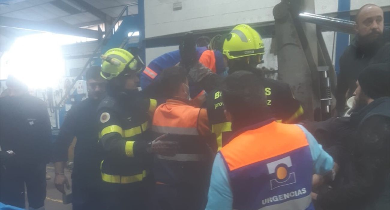 Bomberos y equipo de emergencias, actuando en el lugar del accidente.