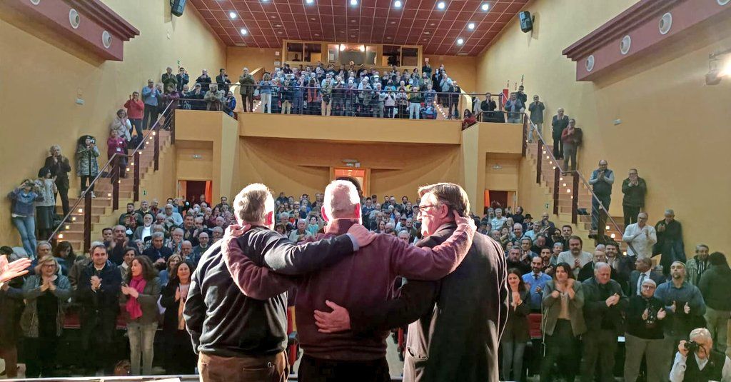 Torrijos, en el centro, con el auditorio completo.