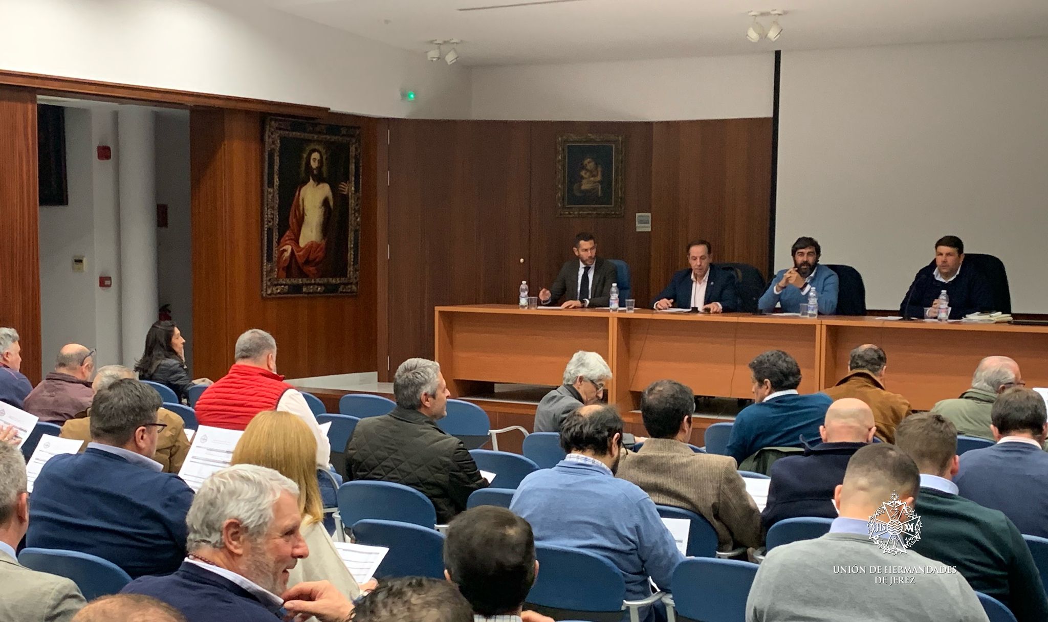 Las cofradías llegarán antes a la Carrera Oficial: se adelantan las horas en palquillo en casi todos los días. Imagen del Pleno celebrado en el obispado.