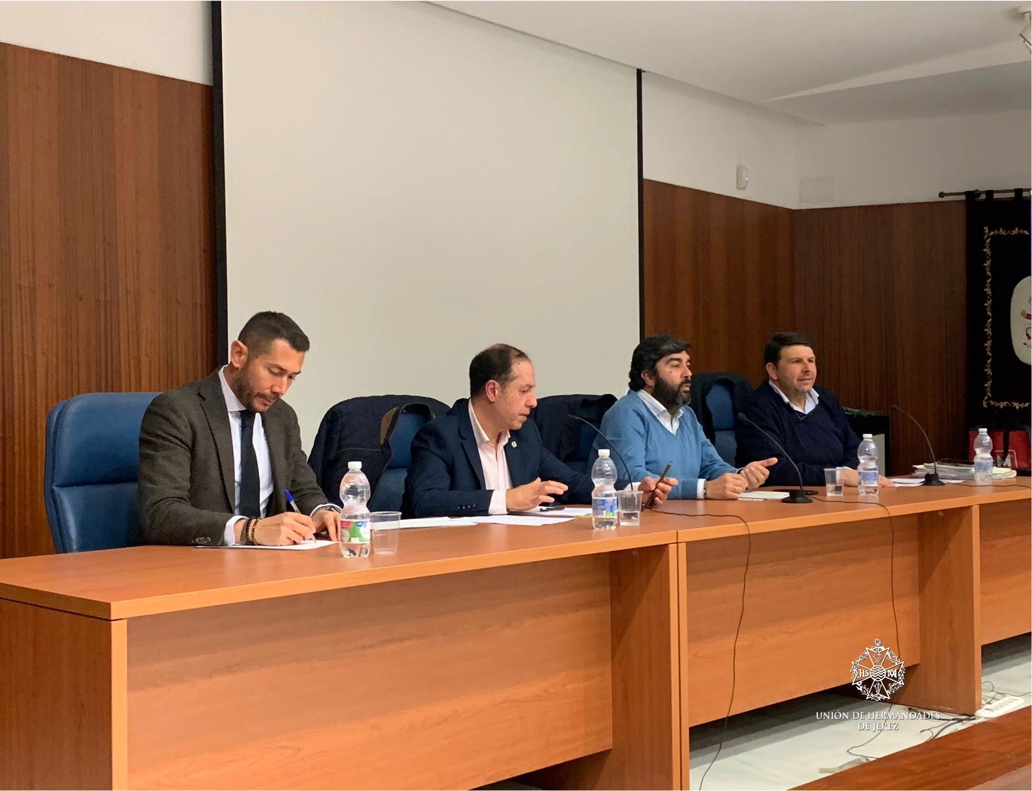 Las cuentas claras: el Consejo de cofradías de Jerez audita el ejercicio. Imagen de archivo de la presidencia en un pleno.