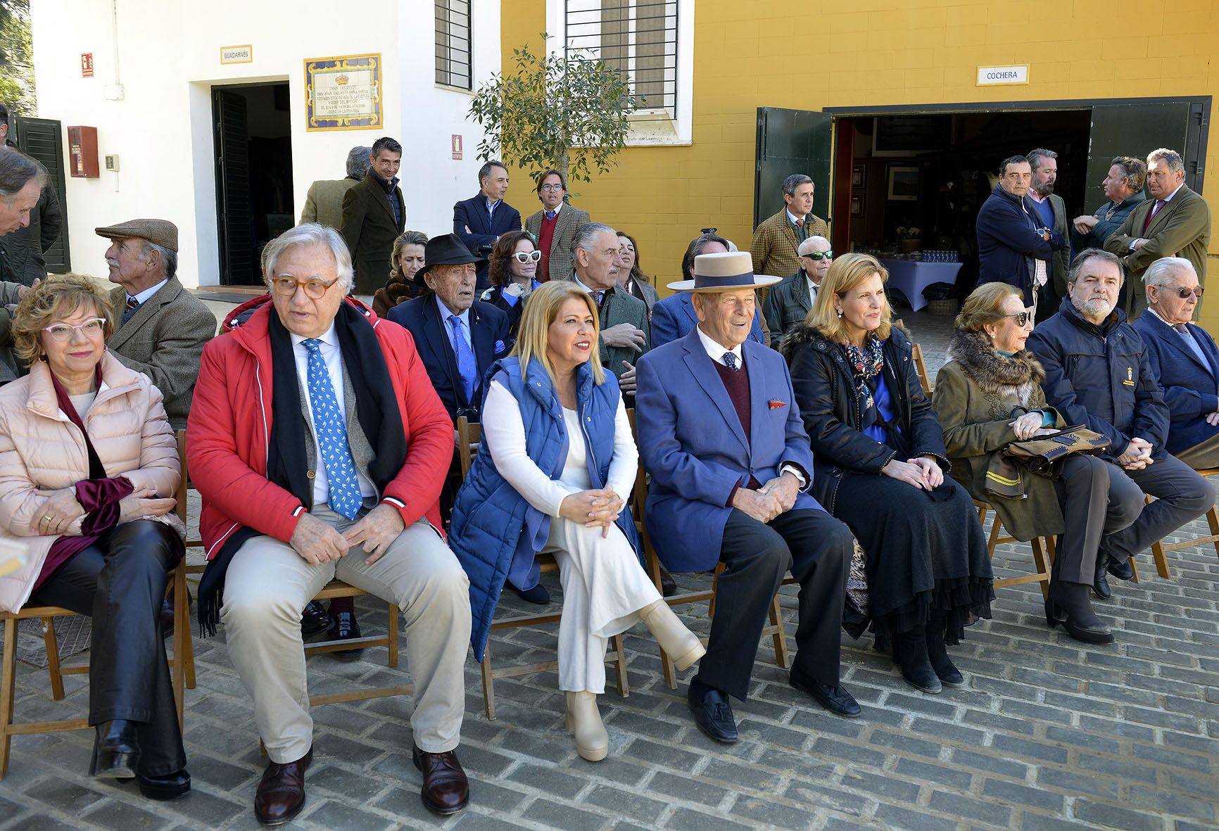 La alcaldesa asiste al tributo que ha brindado la Yeguada Hierro del Bocado al rejoneador, ganadero y empresario vinatero jerezano.