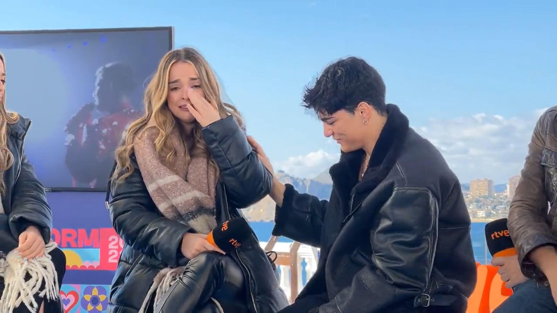 Imagen de una de las gemelas que componen Twin Melody durante la rueda de prensa.