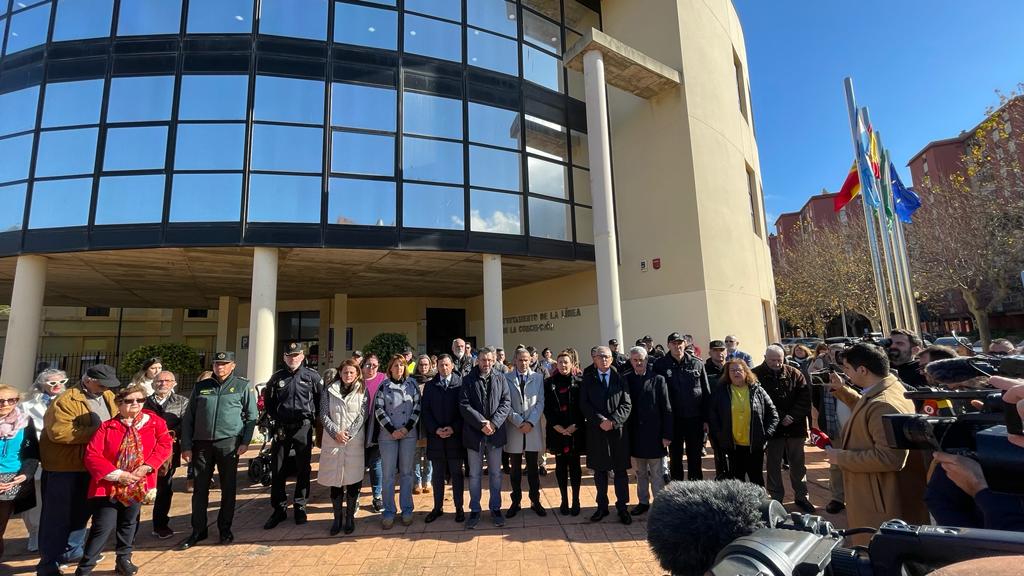 Minuto de silencio por la mujer víctima de violencia de género en La Línea.