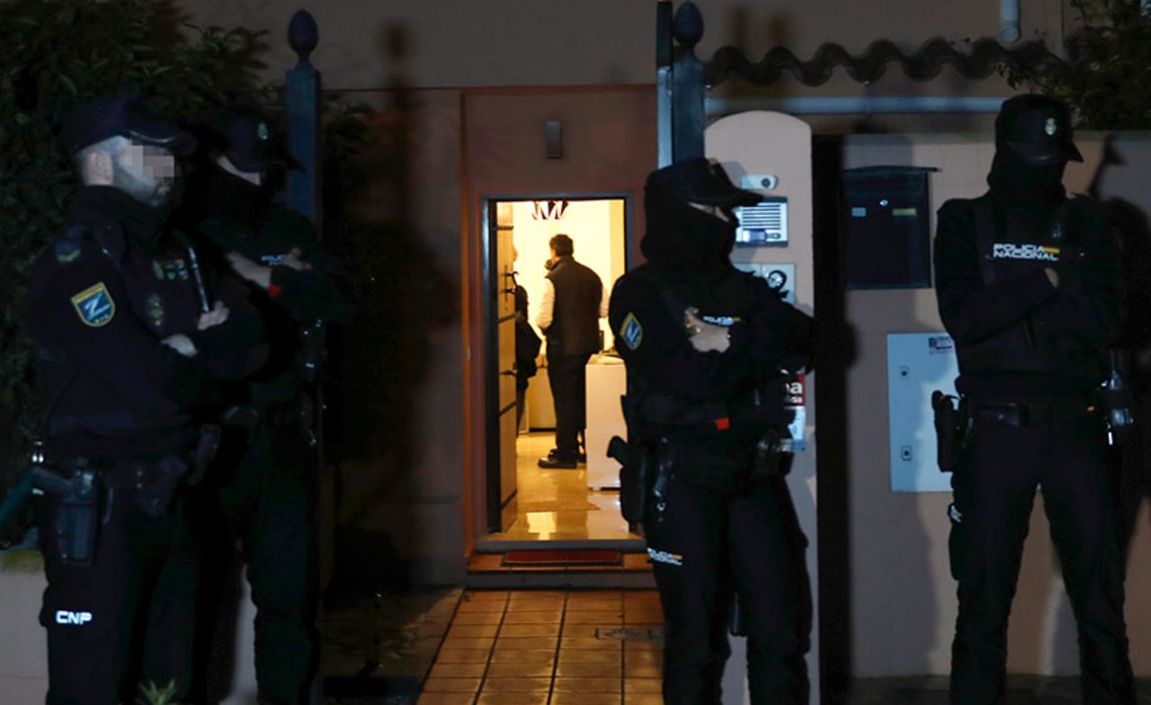 Agentes de Policía Nacional, en la casa donde fue asesinada la mujer en La Línea.