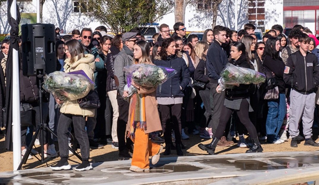 Compañeros en el minuto de silencio en Huelva. CANAL SUR Compañeros en el minuto de silencio en Huelva. CANAL SUR