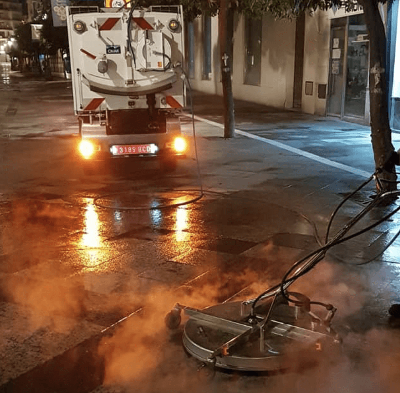 Limpieza, en días pasados, en calle Larga.