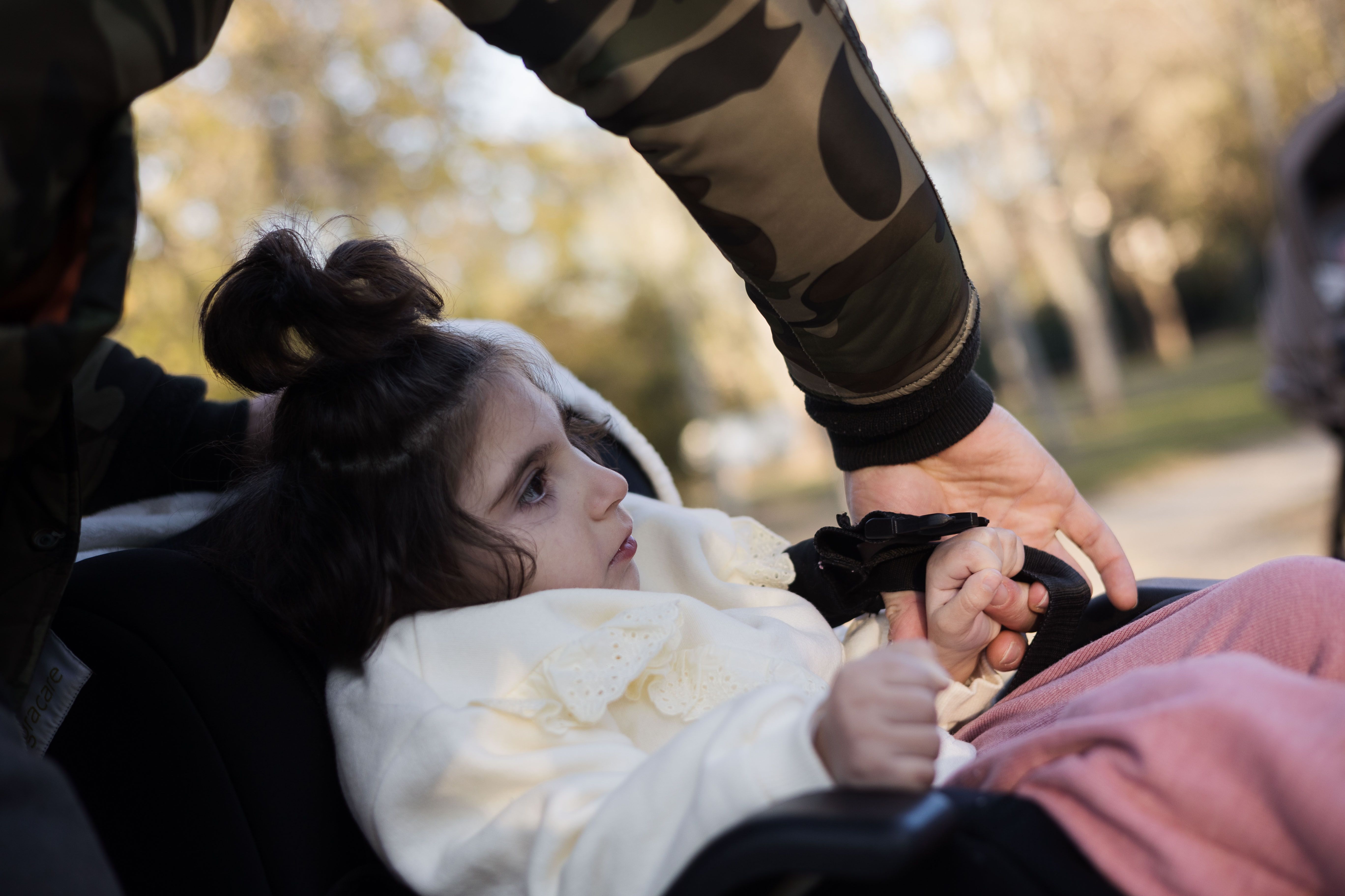 Alma, la niña de Jerez que necesita una silla especial para viajar a causa de una parálisis cerebral.
