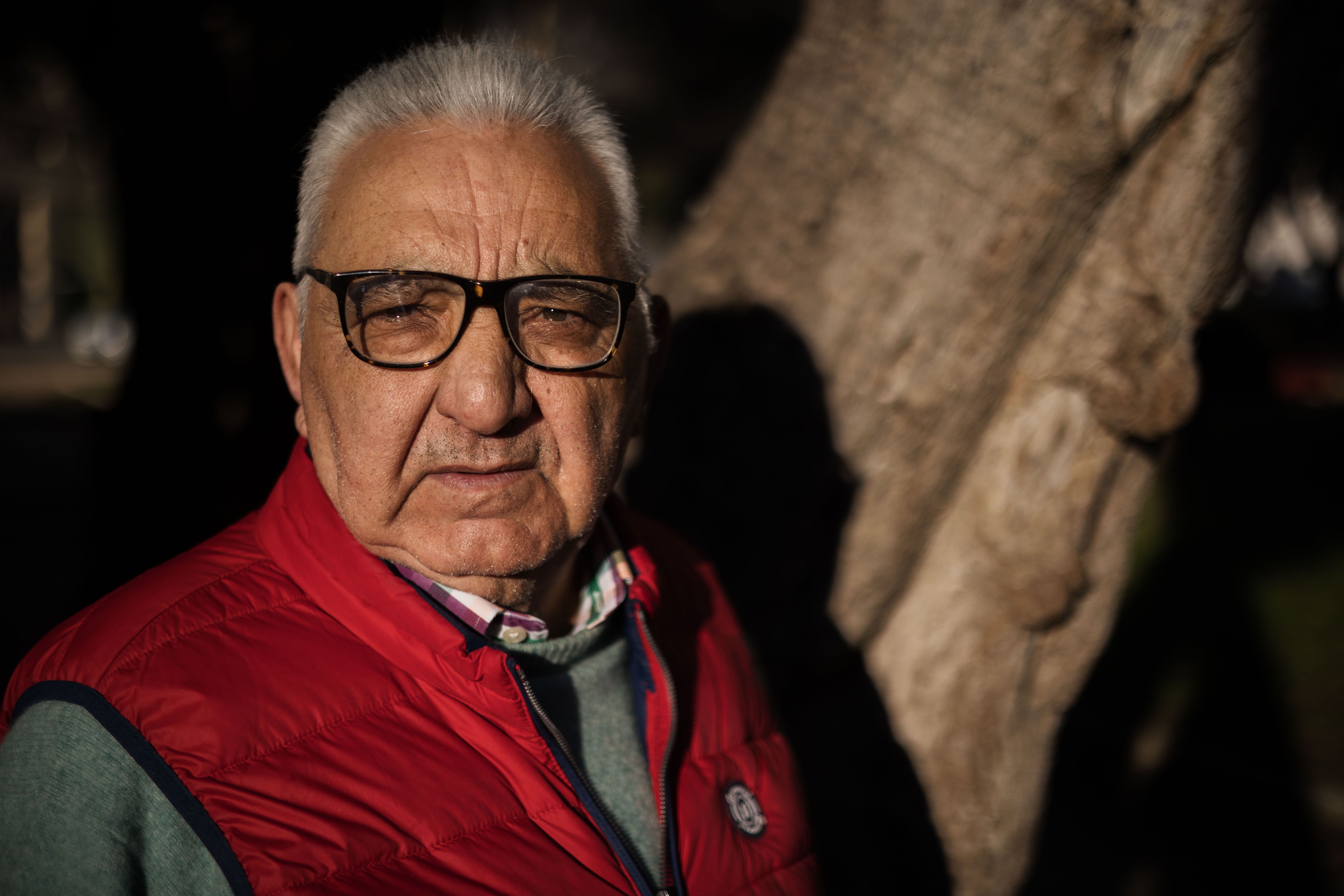 La mirada de Flores posando para esta entrevista.     MANU GARCÍA