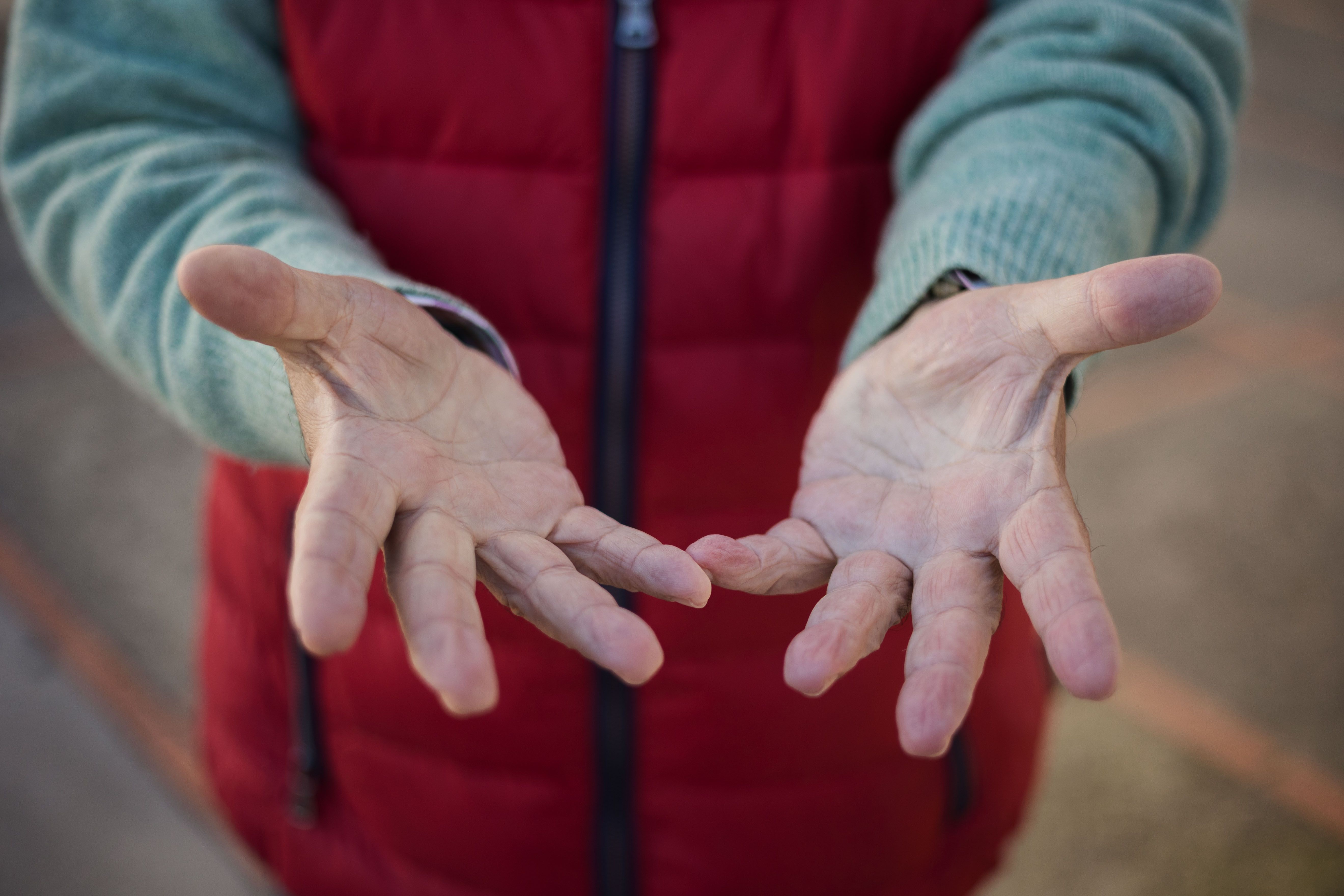 Las manos de Paco Flores mientras cuenta su historia vital.     MANU GARCÍA