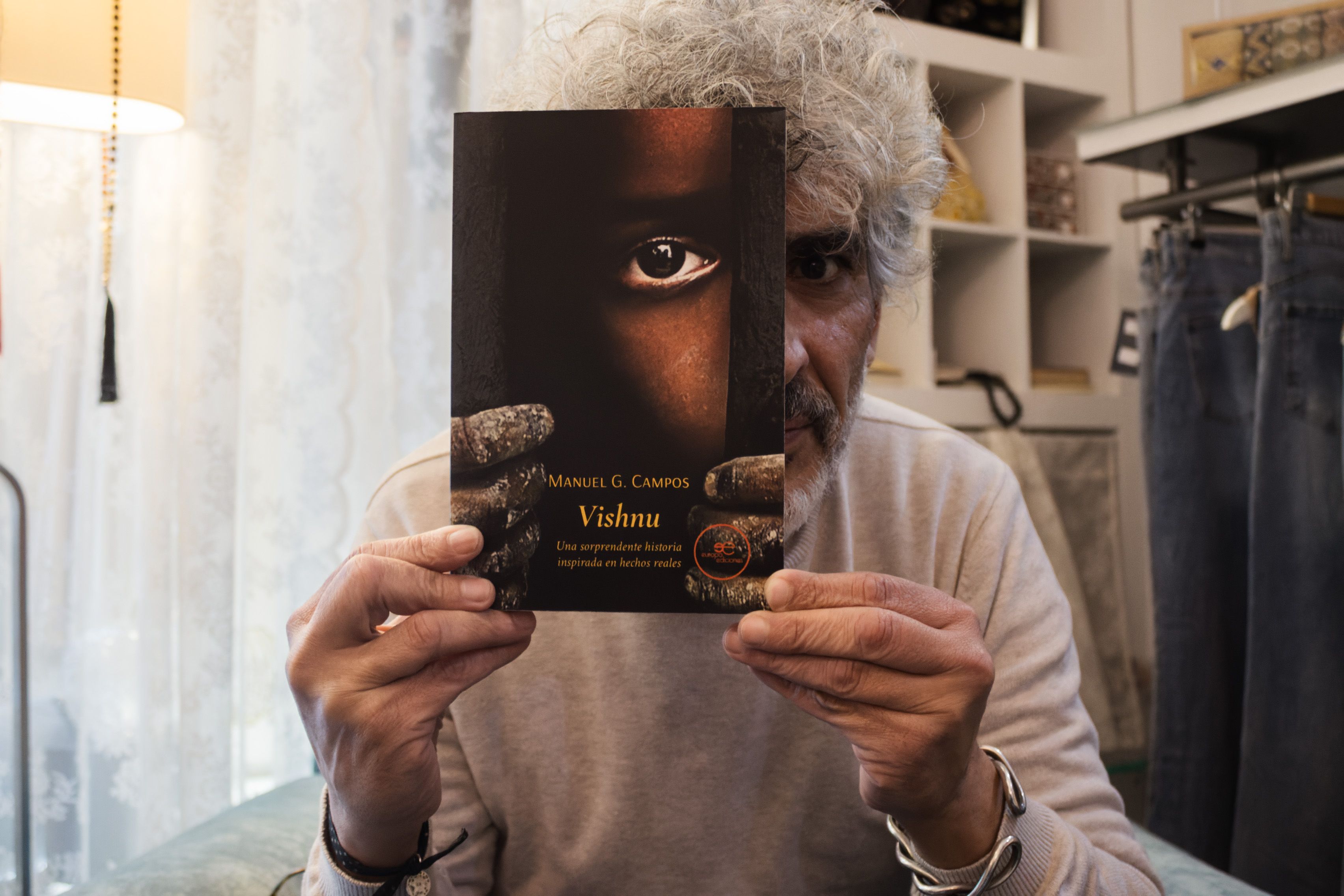 Manuel García Campos, posando con su última novela.