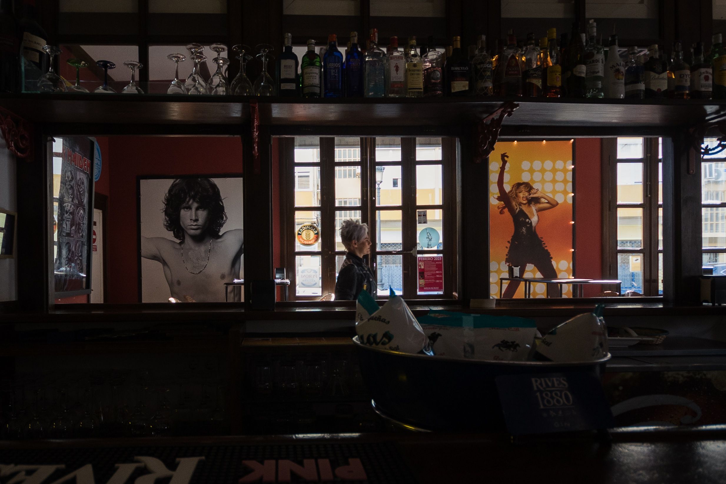 Decoración del interior del establecimiento con fotografías de estrellas del rock. 