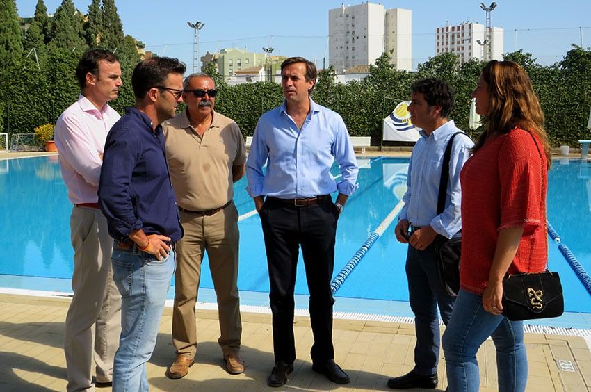 Miembros de Ciudadanos en Jerez con representantes del Club Nazaret, en días pasados.
