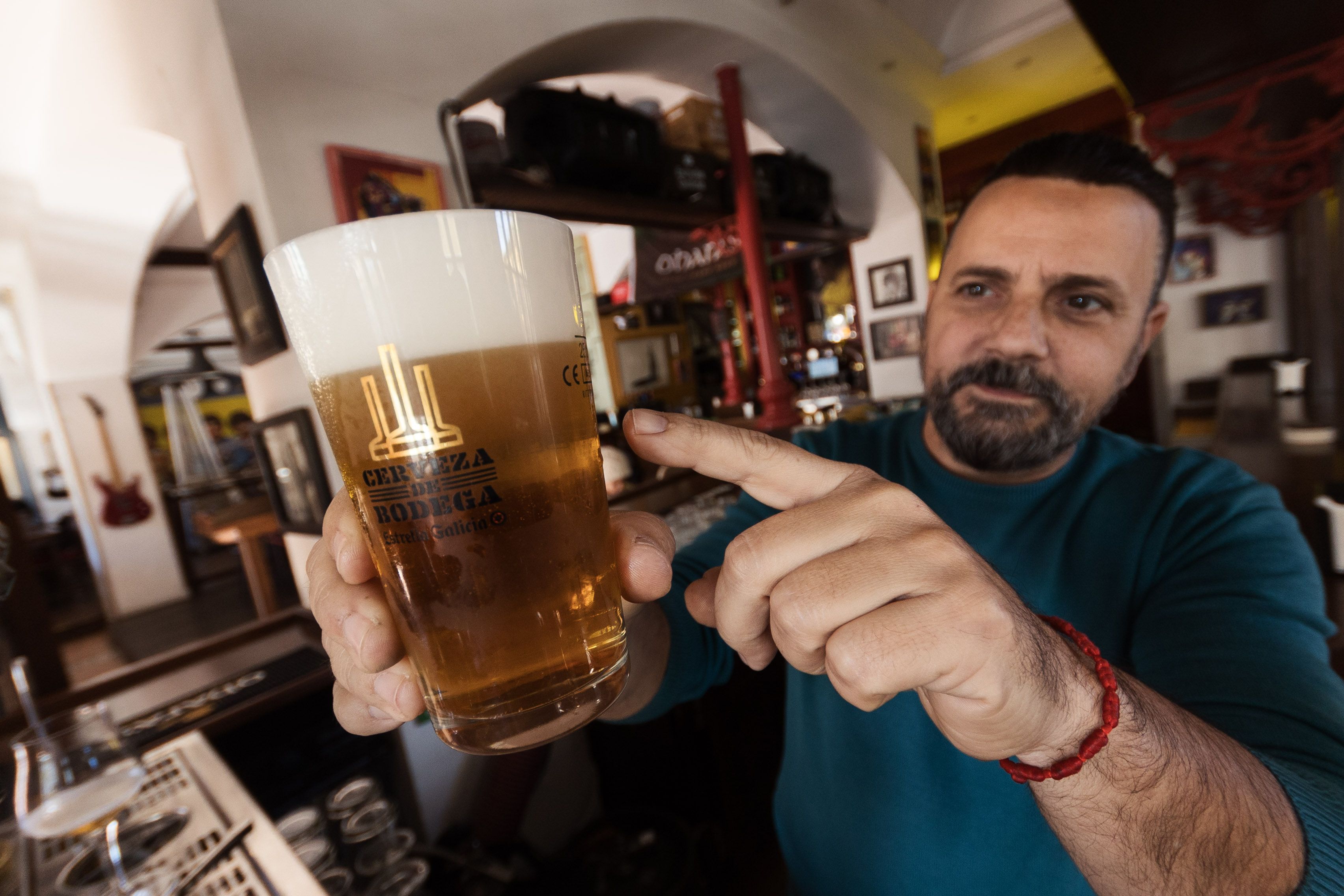 Jose Luis enseña la cerveza extraída de bodega. 
