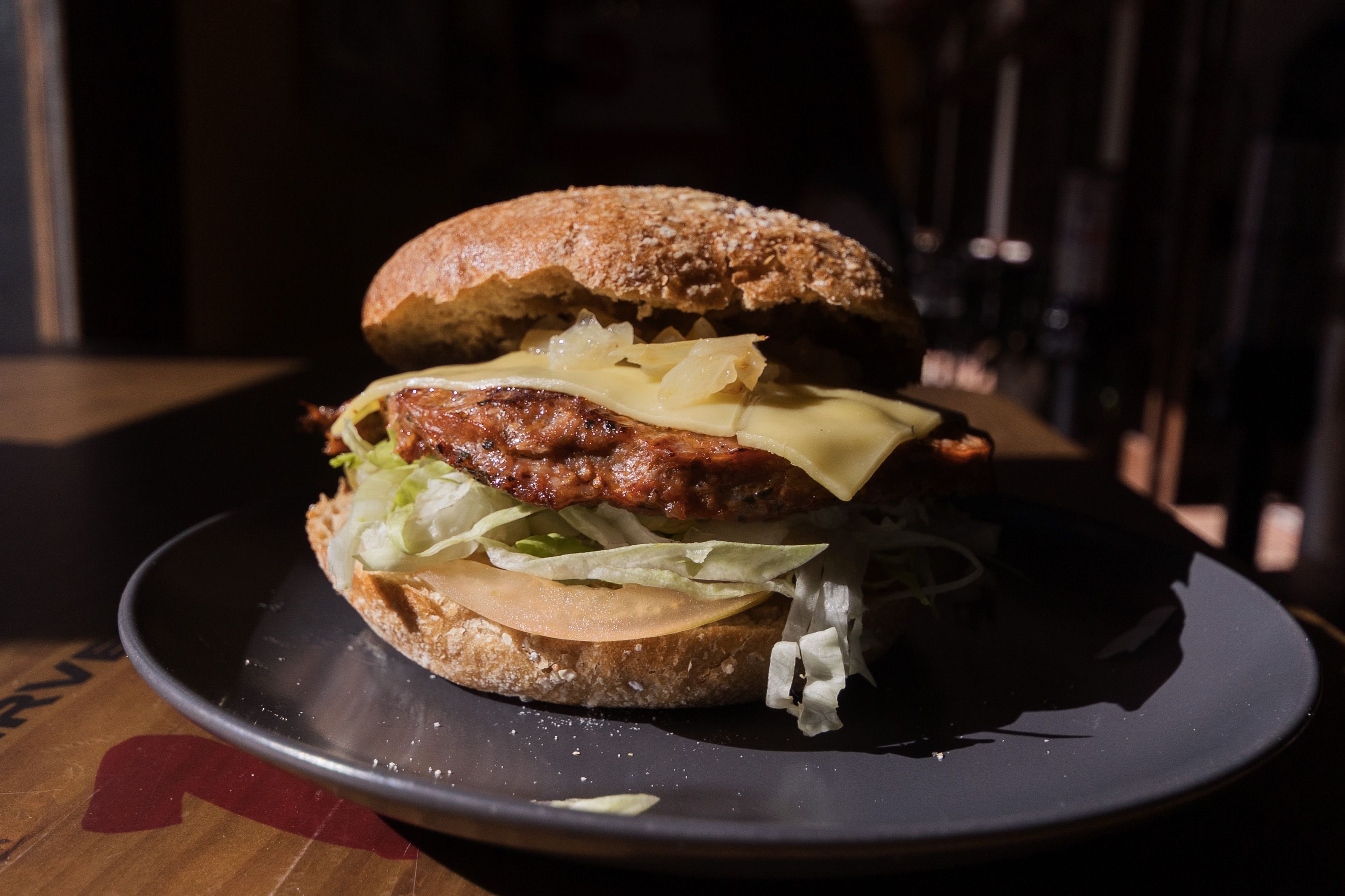 Una de las hamburguesas elaboradas con pan de cerveza. 